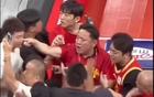 总决赛G5激烈冲突引爆舆论，上海球迷情绪失控辱骂楼明，现场爆发激烈对峙，知情人士透露事件背后深层原因与真相细节