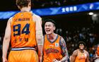 上海队力克强敌成功夺冠，四名球员幸运收获荣耀，胡金秋昔日队友终圆冠军梦，国手后卫凭借出色表现戴上戒指，成就职业生涯高光时刻